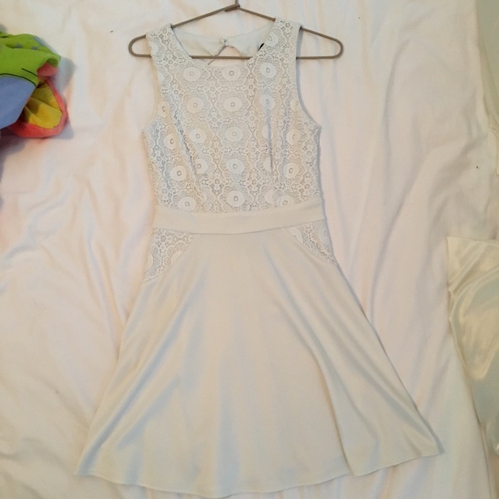 Sleeveless Lacey keyhole dress